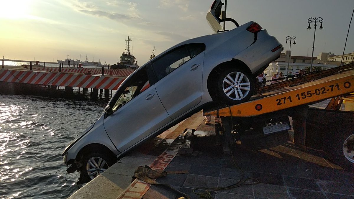 Auto cae al mar en Veracruz