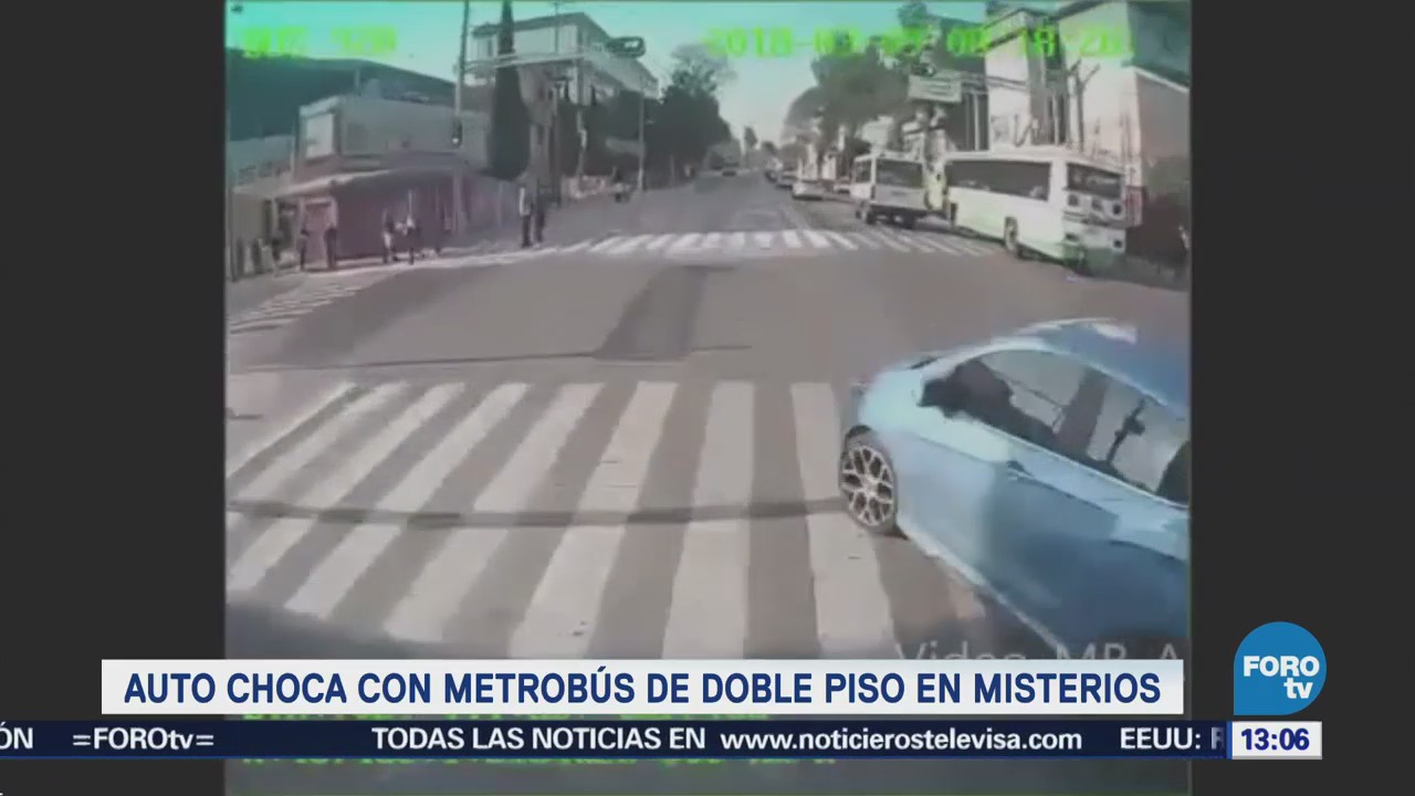 Auto choca contra Metrobús en Calzada de los Misterios, CDMX