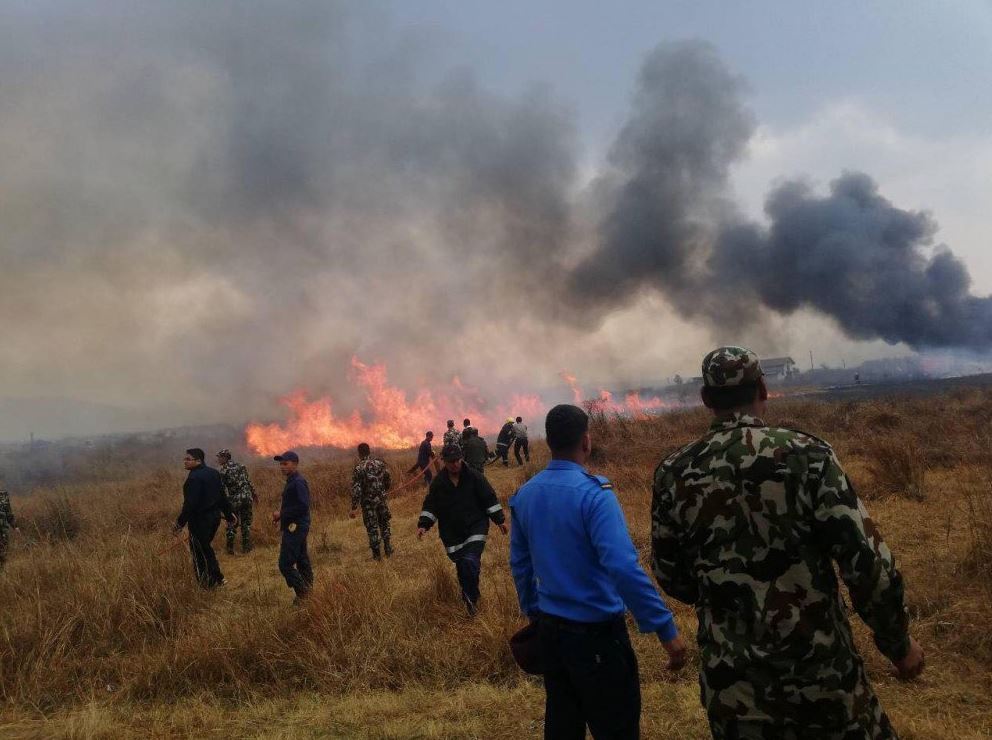 Avión se estrella al aterrizar en Katmandú, Nepal; se desconoce si hay víctimas