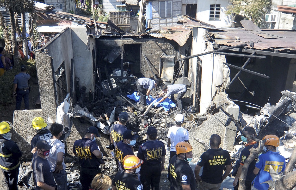 Mueren 10 personas al estrellarse un avión contra una casa en Filipinas