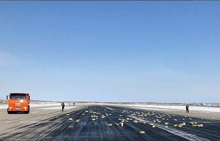 avion tira oro sobre pista de aterrizaje en yakustk rusia