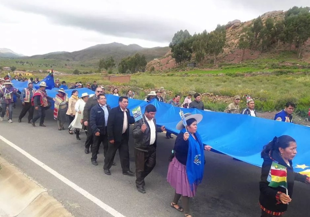 Bolivia despliega bandera récord en apoyo de demanda de mar a Chile