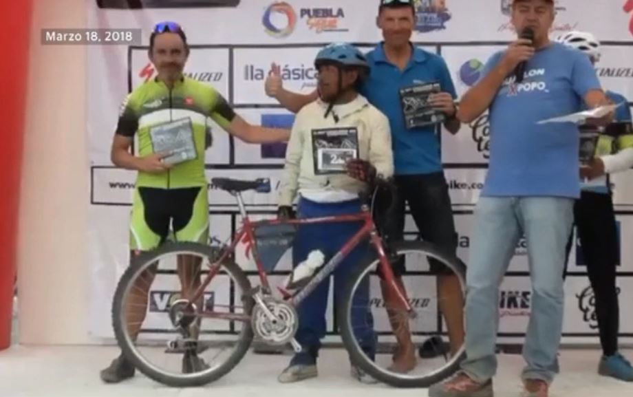 Hombre de 57 años gana competencia de ciclismo en Puebla