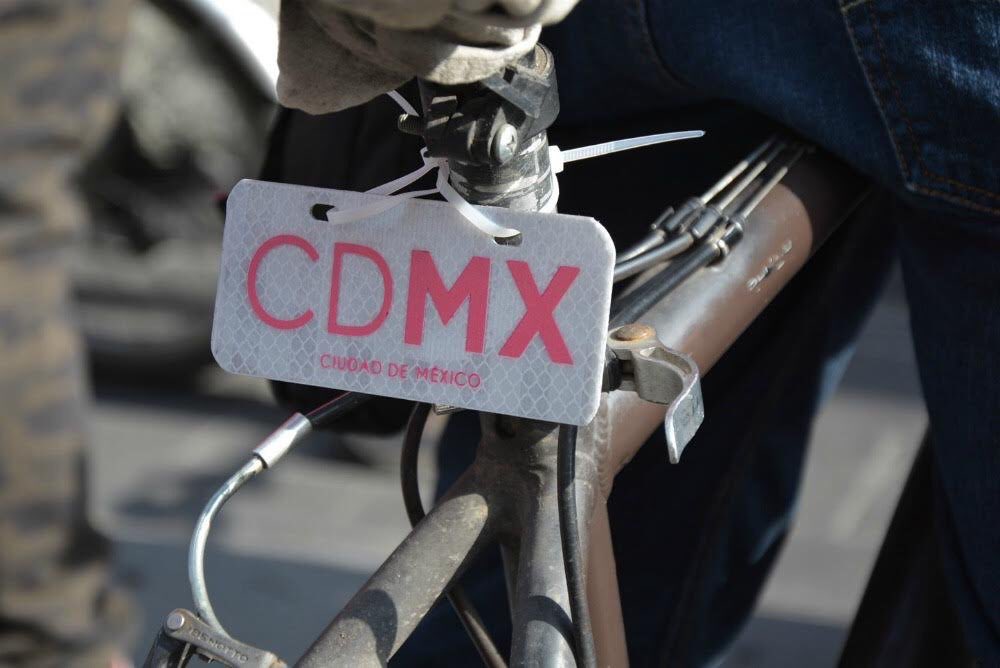 Ciclistas: Dónde y cuándo puedes recoger tu placa reflejante de la CDMX