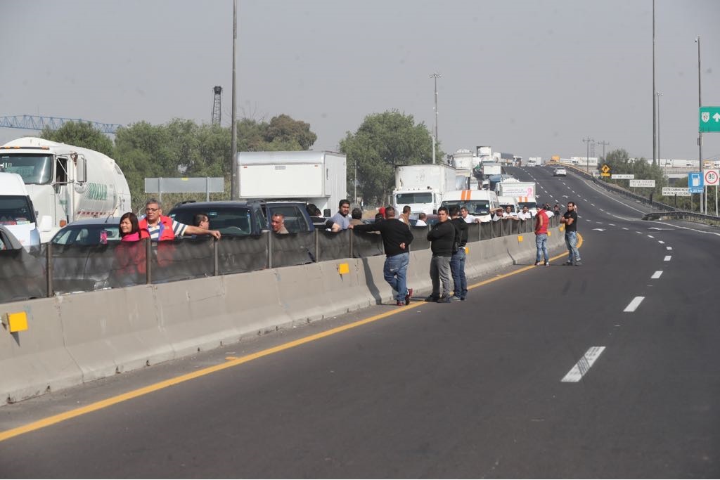 Manifestantes liberan el Circuito Exterior Mexiquense