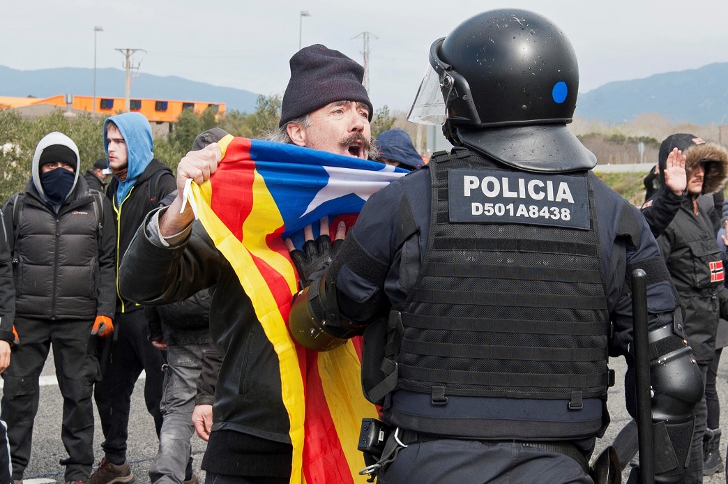 Manifestantes bloquean autopistas en Cataluña por la detención de Puigdemont