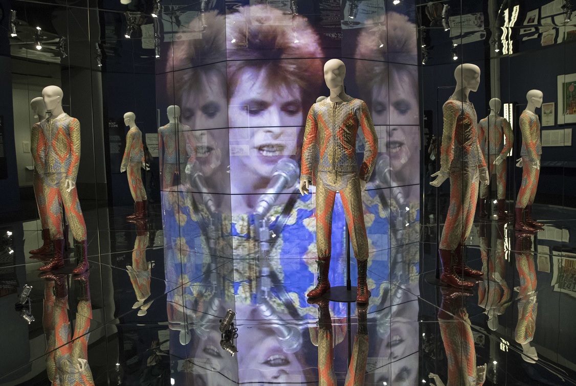 Museo de Brooklyn rinde homenaje a la vida de David Bowie