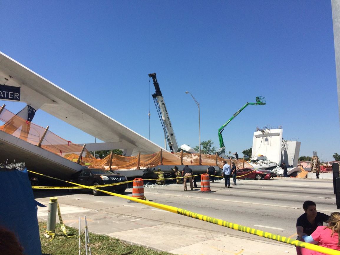 Colapsa puente peatonal en Universidad de Florida; hay 6 lesionados