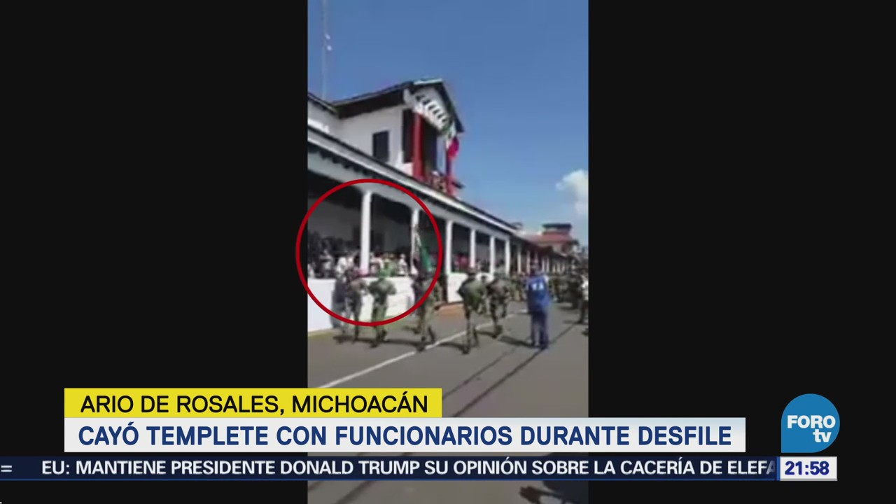 Cae templete durante desfile en Michoacán
