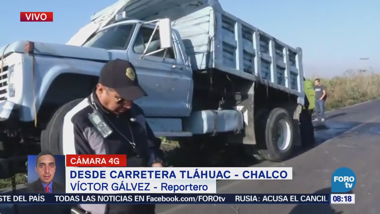 Camión materialista cae a la Laguna de Xico, en Chalco, Edomex