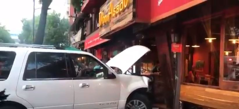 Camioneta se impacta contra restaurante