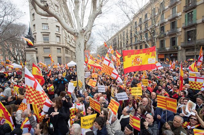 Miles de contrarios a la secesión de Cataluña se manifiestan en Barcelona