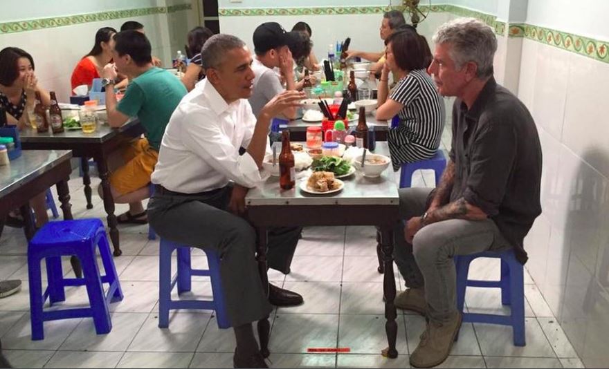 Mesa en la que cenó Obama en un bar en Vietnam, objeto de culto