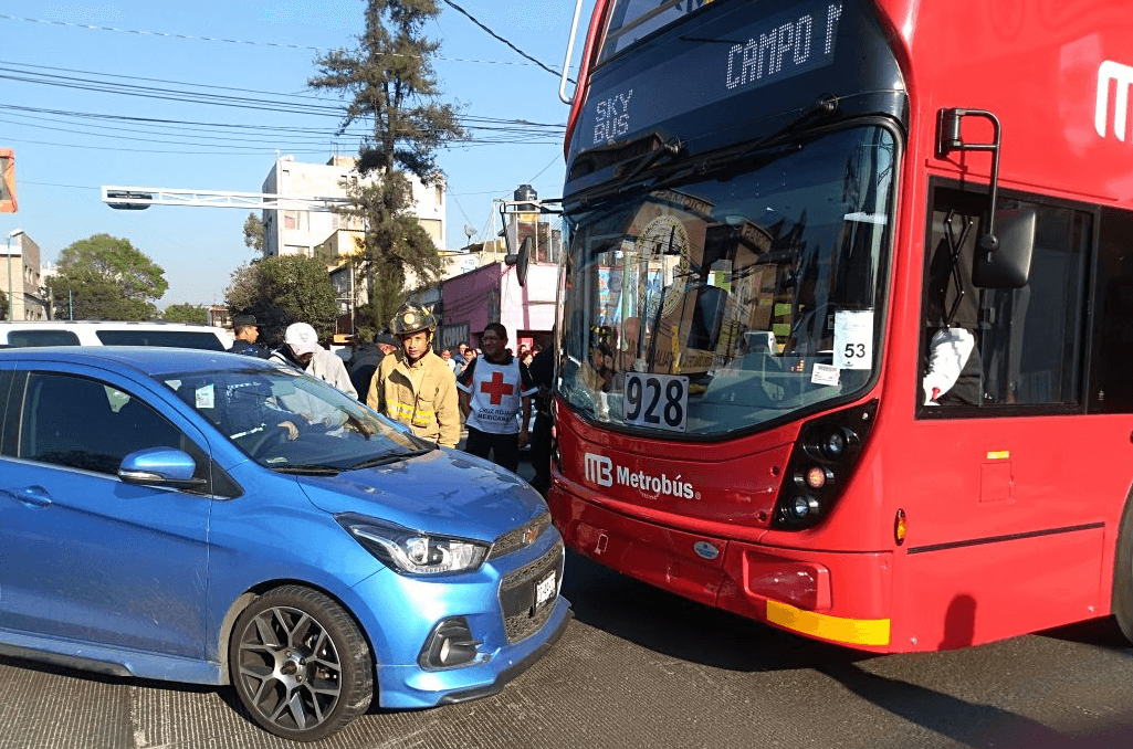 Unidad del Metrobús choca en avenida de los Misterios