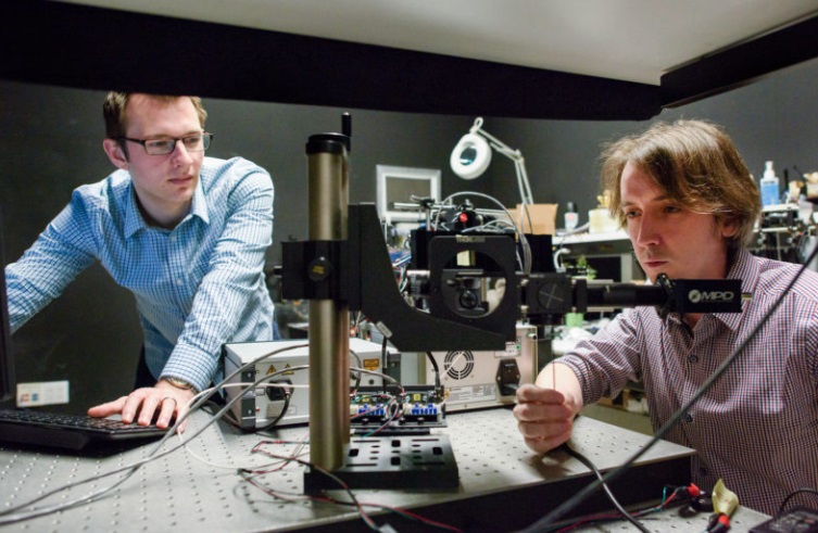 Científicos desarrollan láser para que vehículos autónomos detecten objetos escondidos