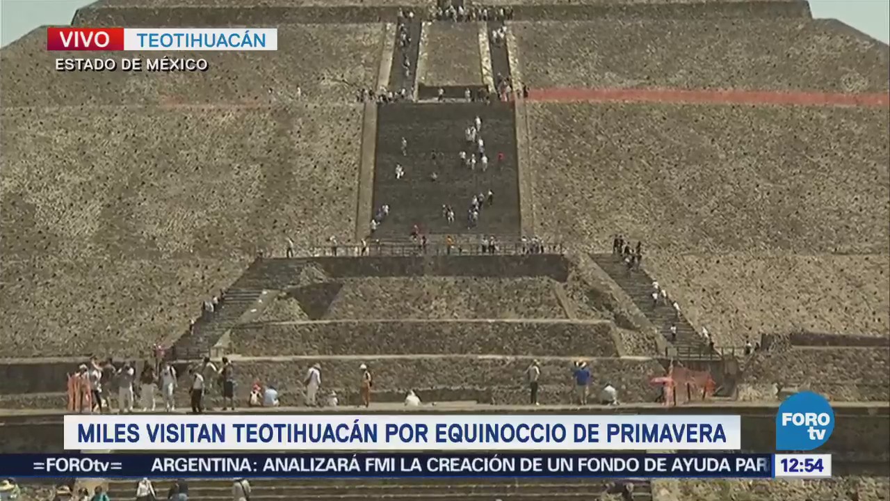 Cientos de turistas celebran la llegada de la primavera en Teotihuacán