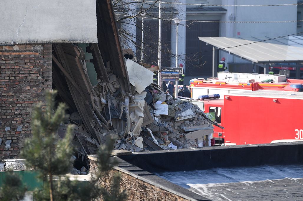 Mueren cuatro personas en colapso de un edificio en Polonia