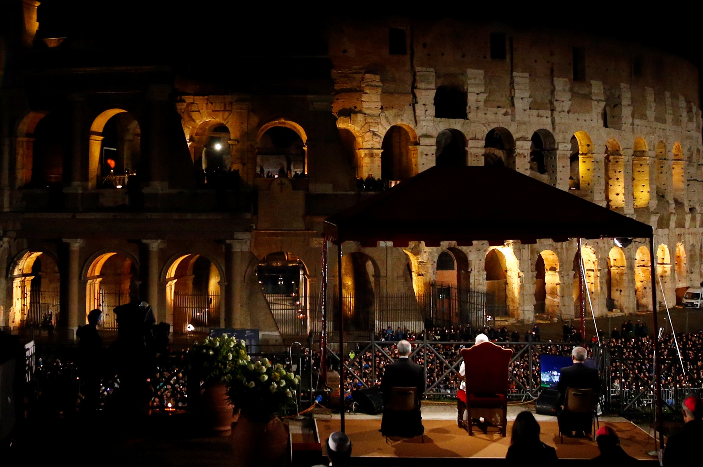 Concluyó Viacrucis en Coliseo Romano, presidido por papa Francisco