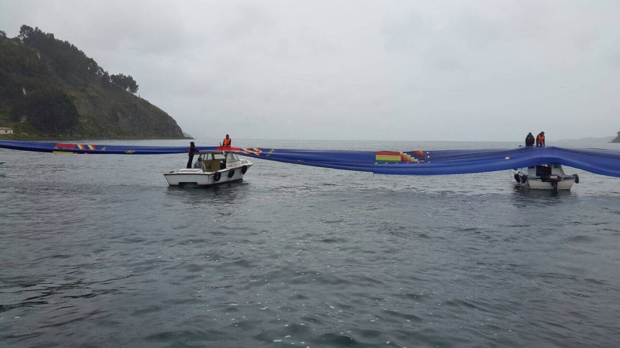 Bolivia despliega bandera récord en apoyo de su demanda de mar a Chile