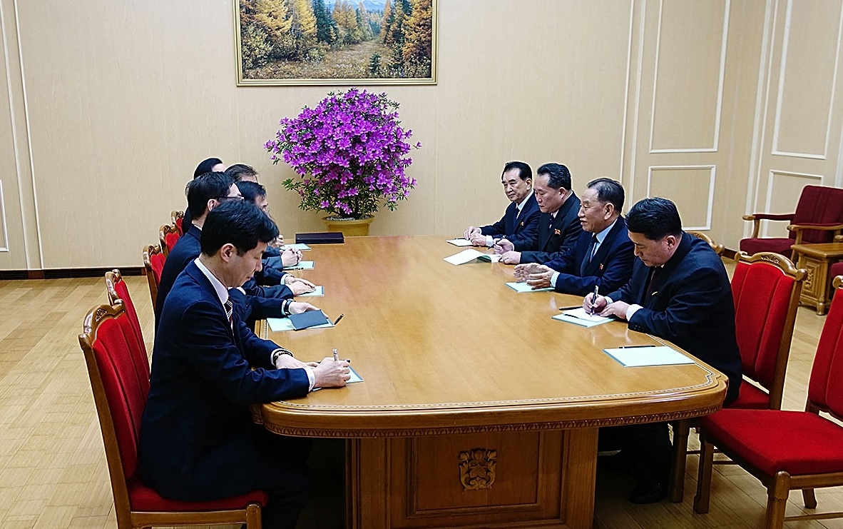 Kim Jong-un mantiene histórica conversación con funcionarios de Corea del Sur