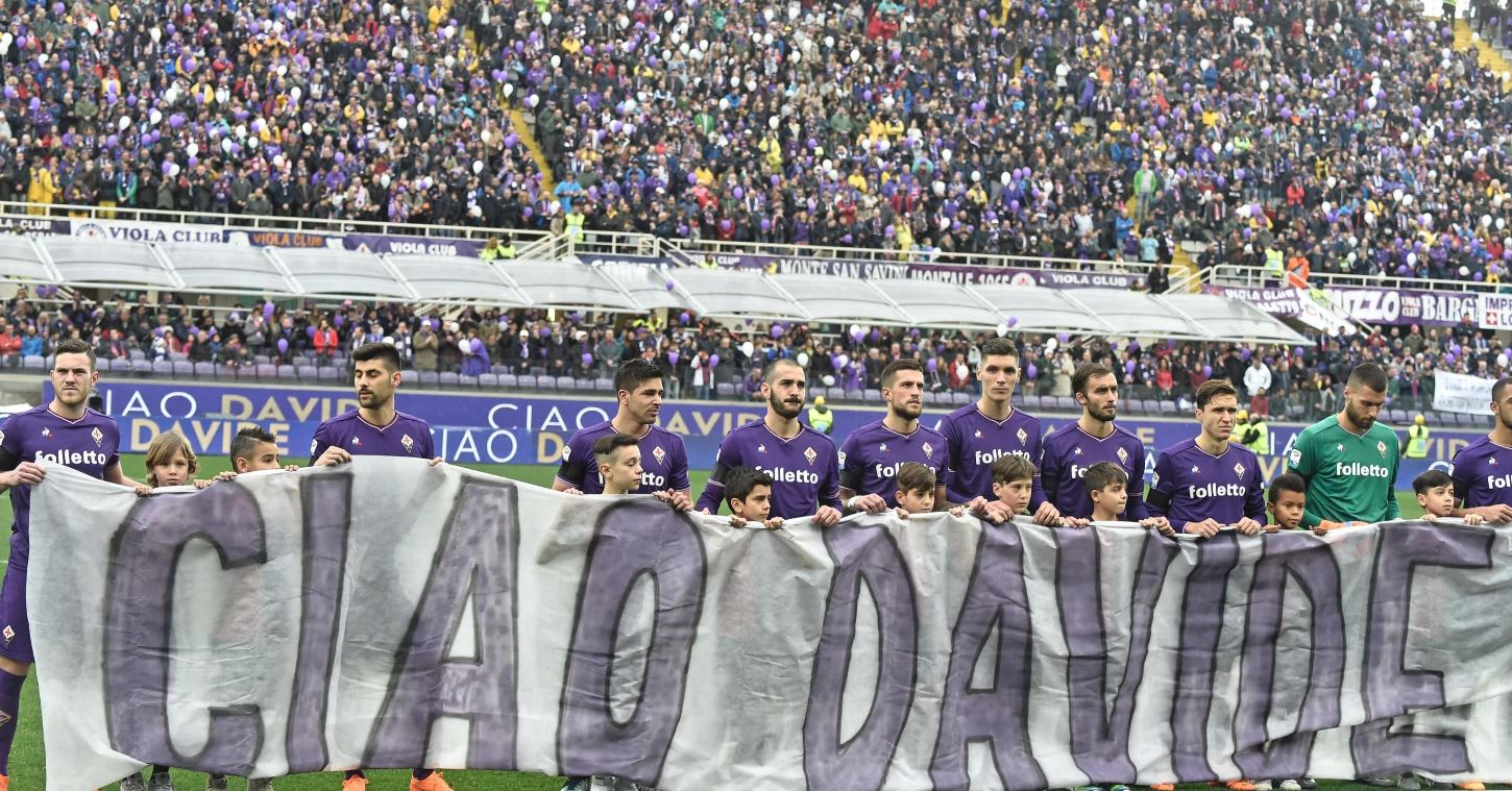 En el primer partido de la Fiorentina, familiares, amigos y aficionados despidieron al futbolista Davide Astori. (AP)