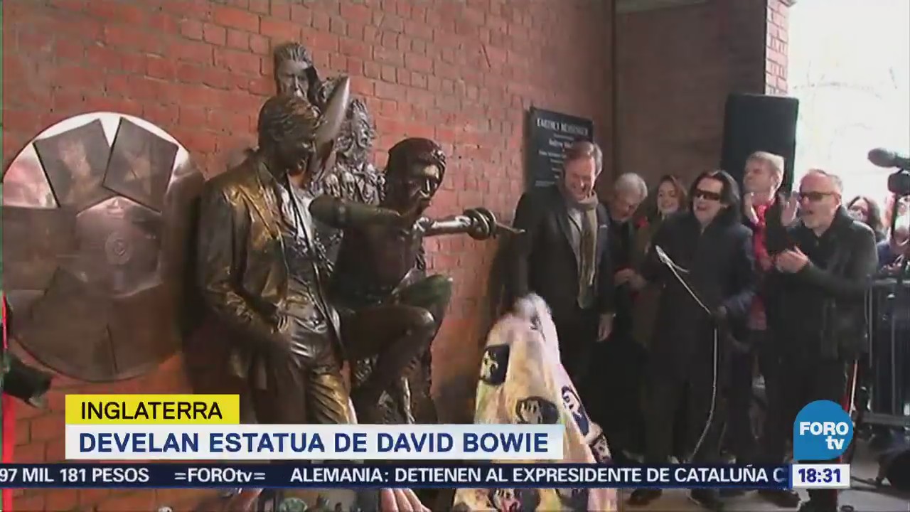 Develan estatua de David Bowie en Inglaterra