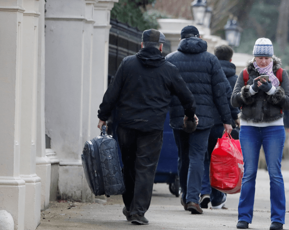 Los 23 diplomáticos rusos expulsados abandonan Reino Unido