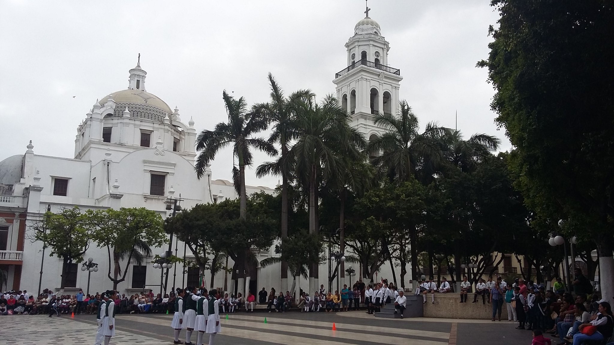 Doce escuelas participan en el concurso de escoltas en Veracruz