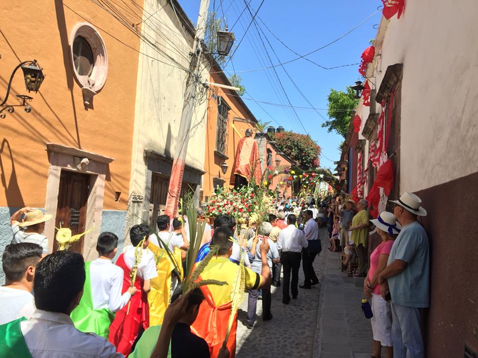 Miles participan en Domingo de Ramos en San Miguel de Allende