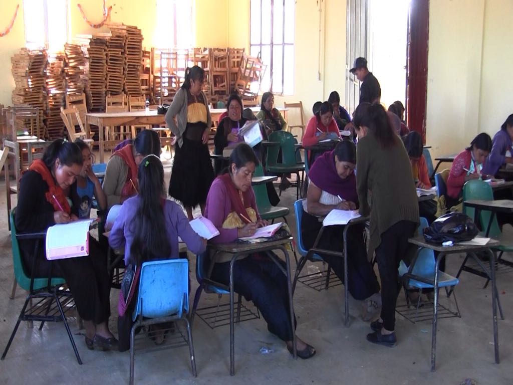 Mujer tzotzil promueve la educación para adultos en Chiapas