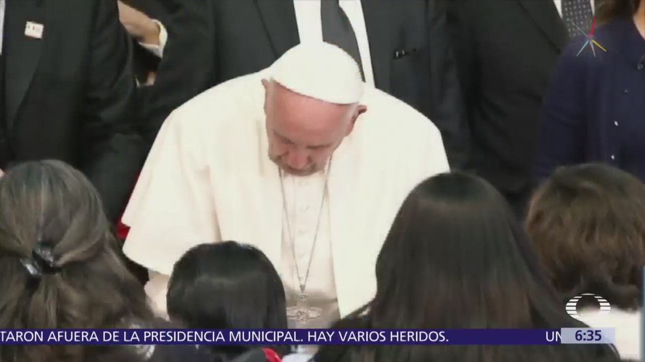 El papa Francisco saluda a niños del Hospital Infantil en el Vaticano
