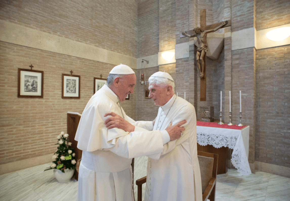 El papa Francisco visita a Benedicto XVI para felicitarle por Pascua