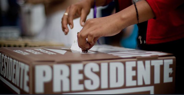 Urna electoral durante votación en México
