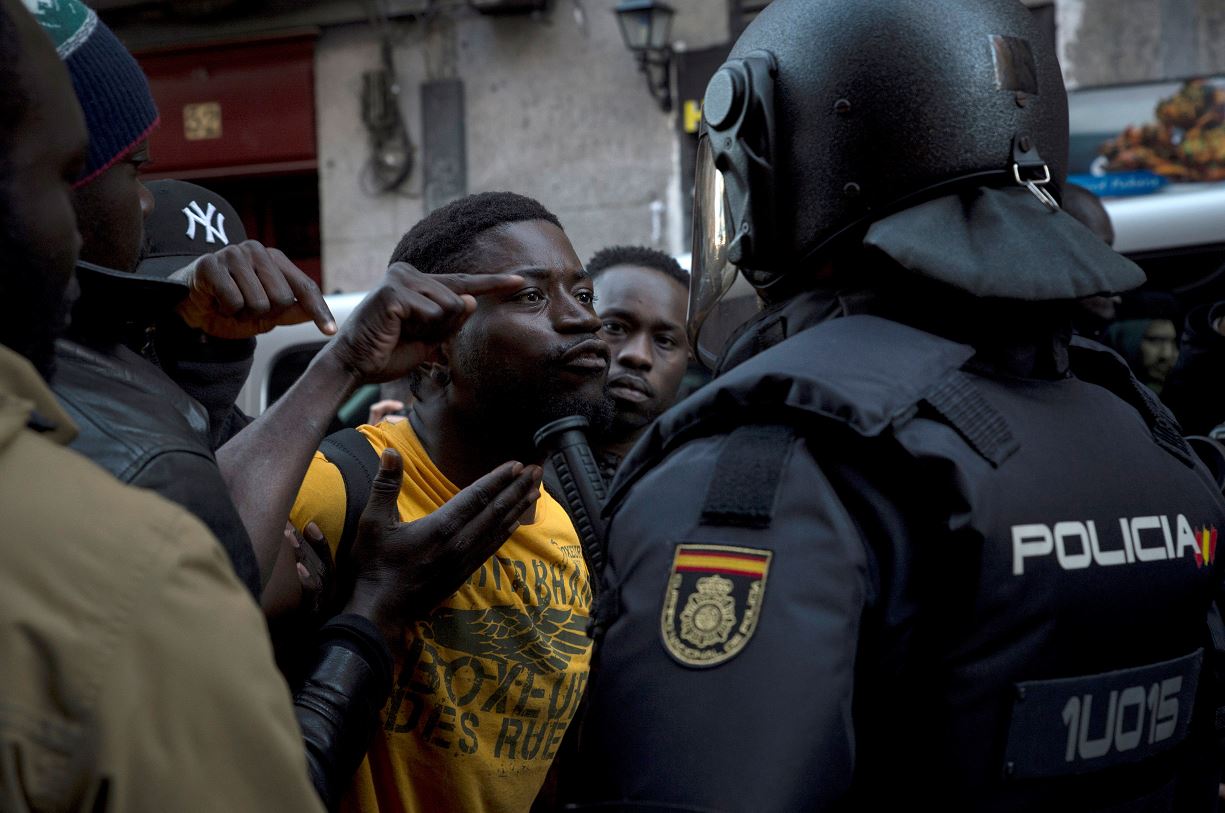 Graves disturbios entre policías y ciudadanos senegaleses en Lavapiés, Madrid
