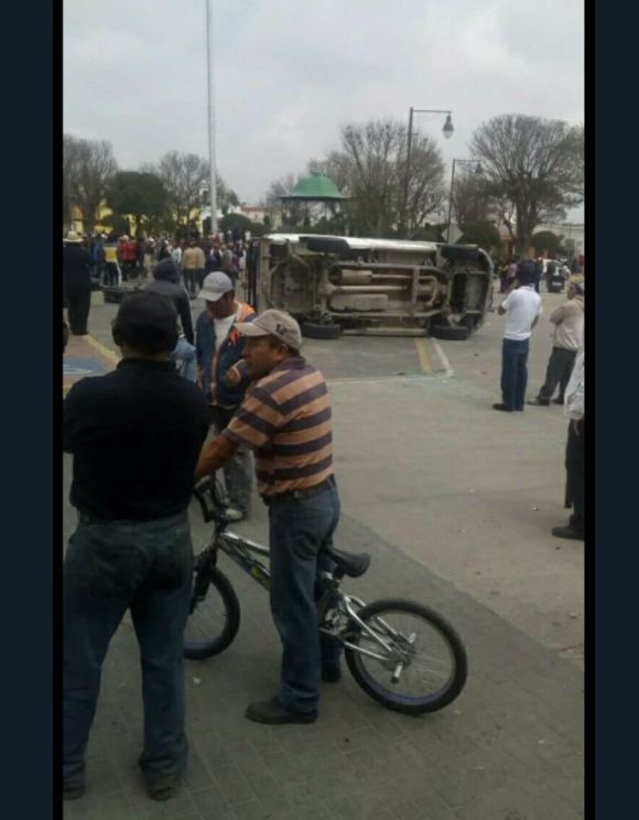 Habitantes y policías se enfrentan en Ixtenco, Tlaxcala; hay varios lesionados