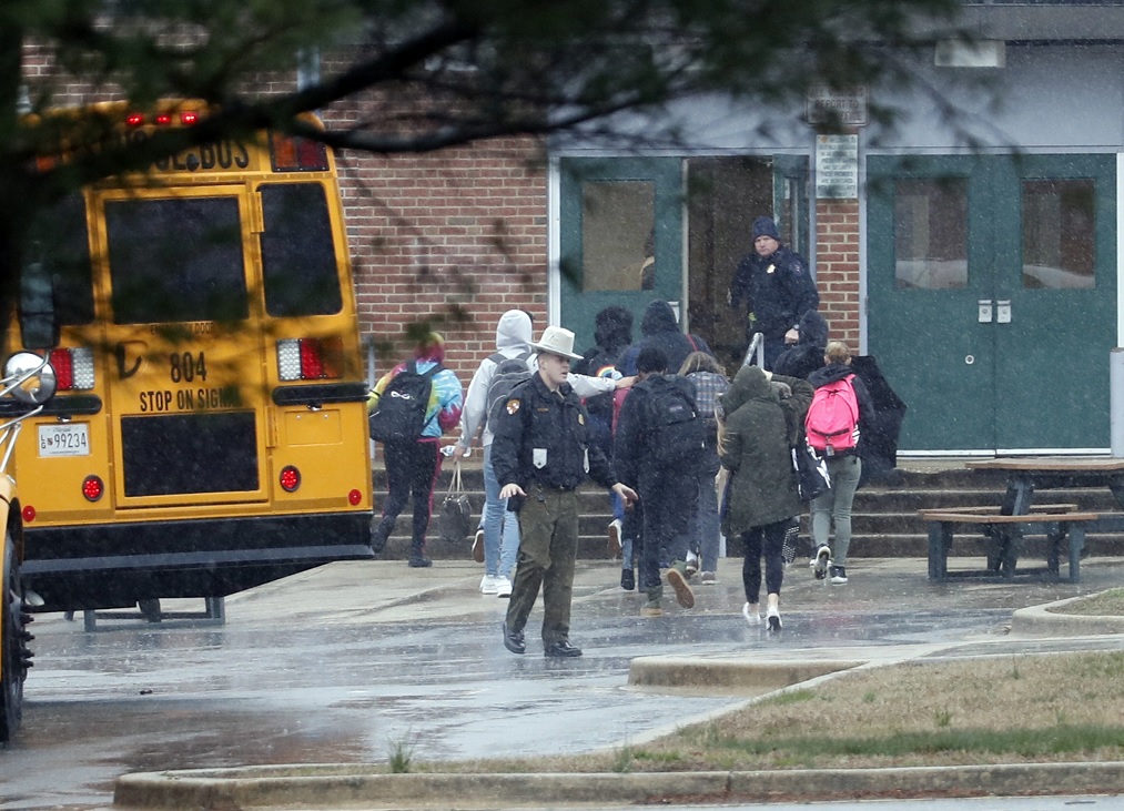 Tiroteo en secundaria de Maryland deja dos heridos; atacante es abatido