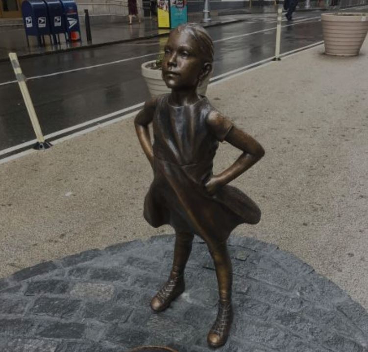 Escultura de ‘La niña sin miedo’ seguirá en Wall Street. (Noticieros Televisa)