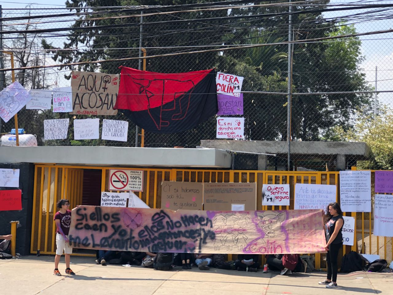 Estudiantes de la preparatoria 5 protestan por presunto acoso