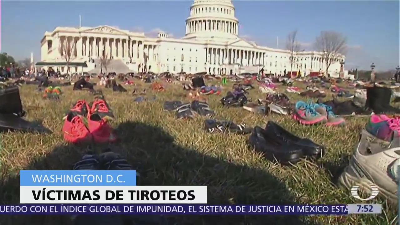 Exigen mayor control de armas con protesta de zapatos frente al Capitolio