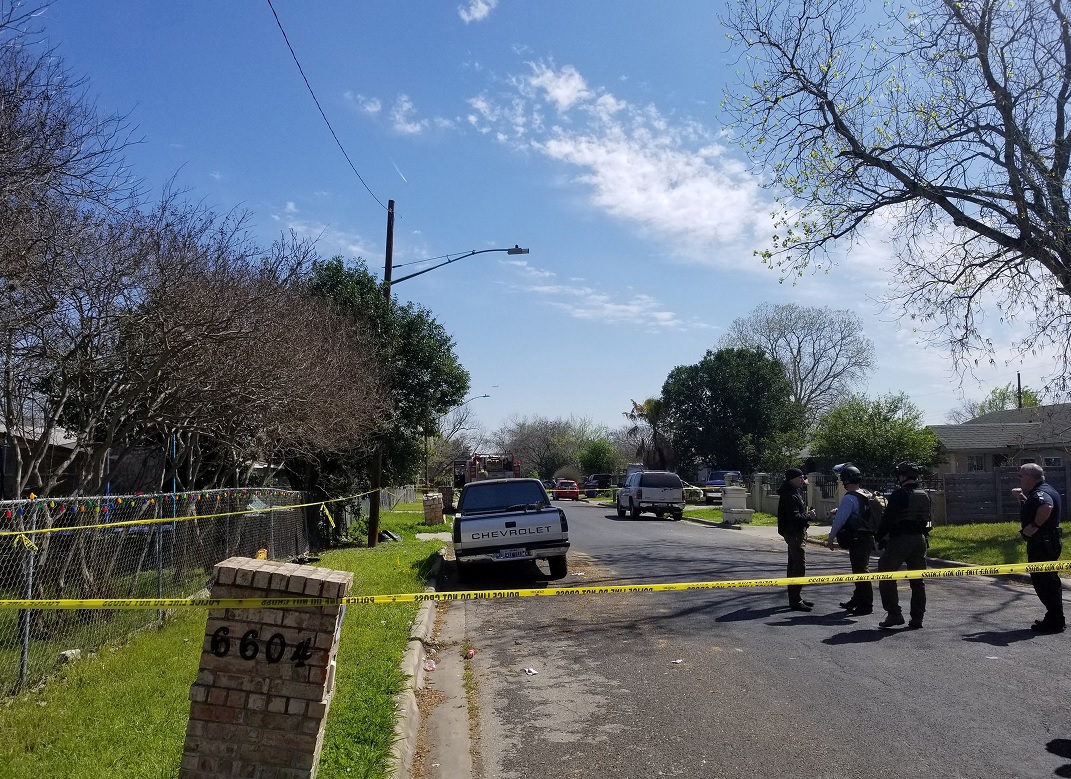 Paquete explosivo mata a un adolescente y lesiona a mujer en Texas