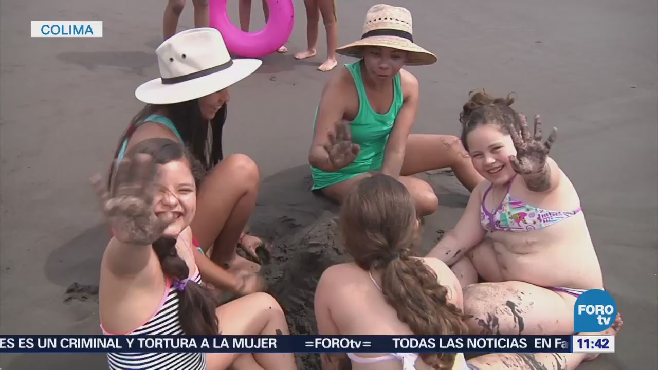 Familias y amigos se divierten en playas de Colima
