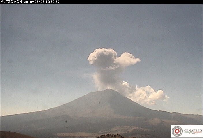 Volcán Popocatépetl emite dos fumarolas de más de mil metros de altura