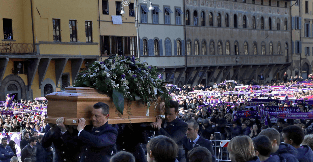Funeral de Davide Astori reúne a miles en plaza de Florencia