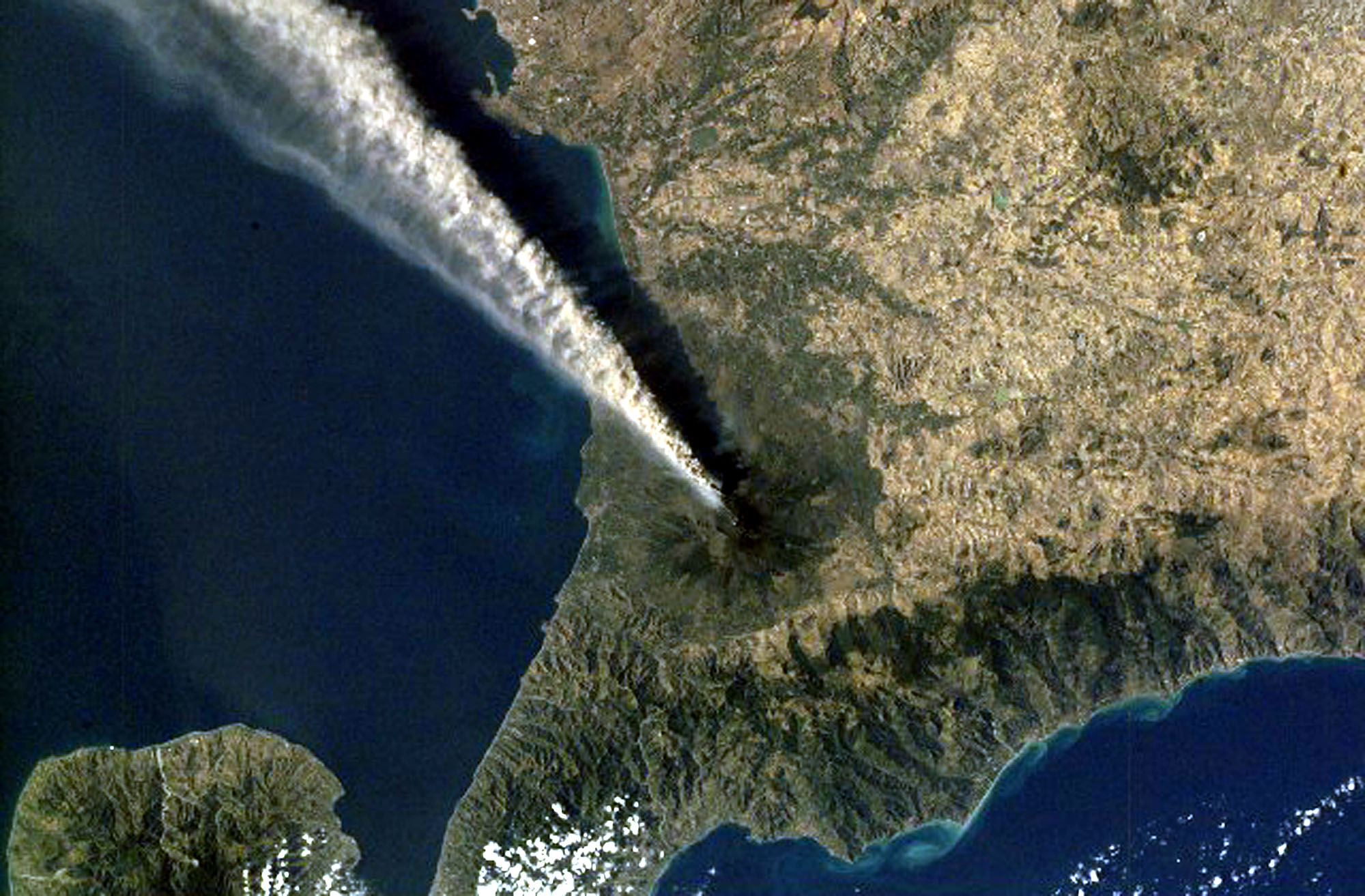 monte-etna-volcan-mar-mediterraneo