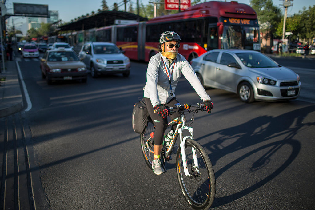 Ciclistas incurren en faltas al reglamento de tránsito al circular en CDMX