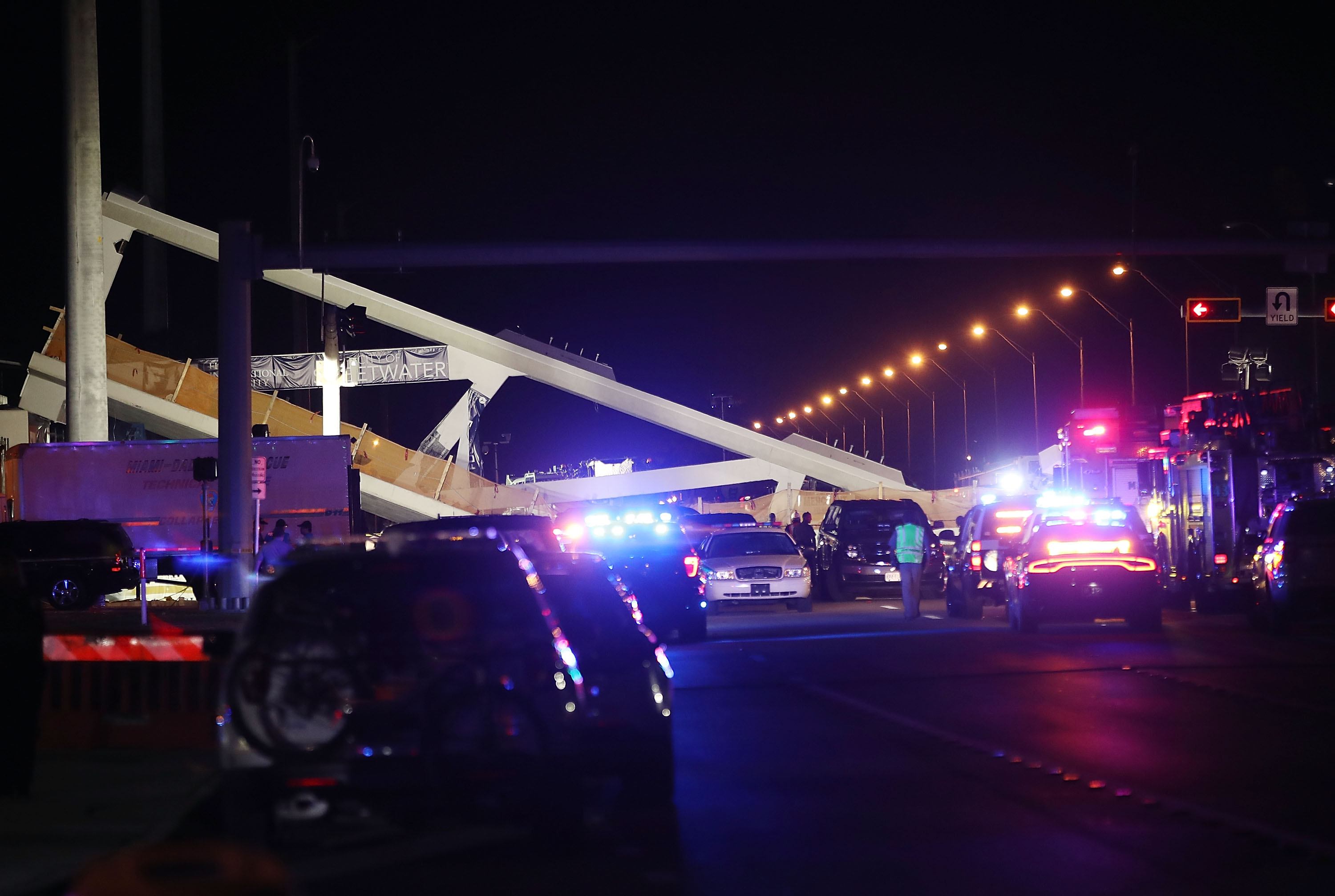 suman seis muertos colapso puente miami