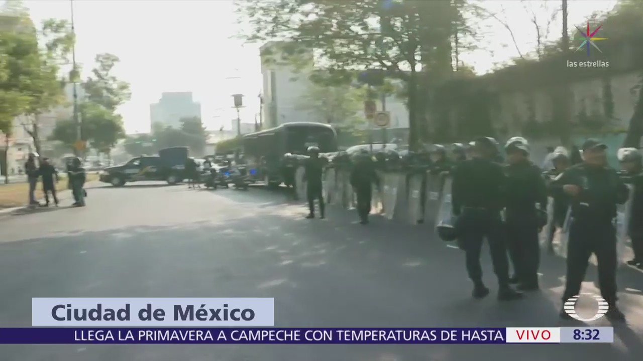 Granaderos responden a bloqueo de manifestantes en San Antonio y Periférico, CDMX