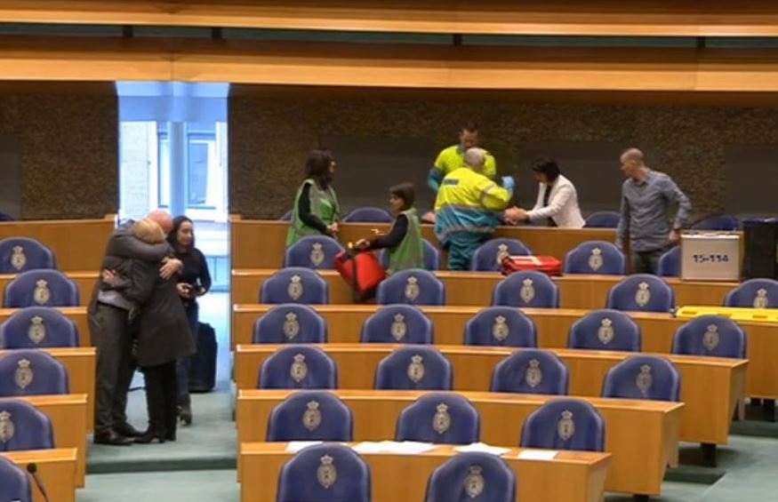Hombre intenta suicidarse en el Parlamento de Holanda en pleno debate