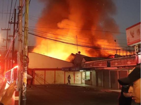 Controlan incendio en Mercado Hidalgo de la colonia Doctores, CDMX. (S. Servín/Noticieros Televisa)