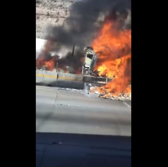 Tráiler se incendia en la carretera México - Querétaro